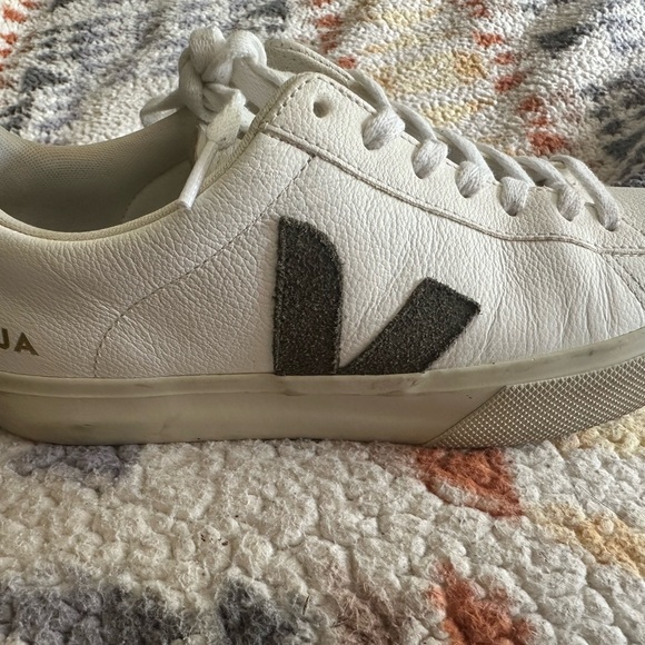 Veja Campo Leather w/Suede Detail in Khaki - Picture 3 of 8